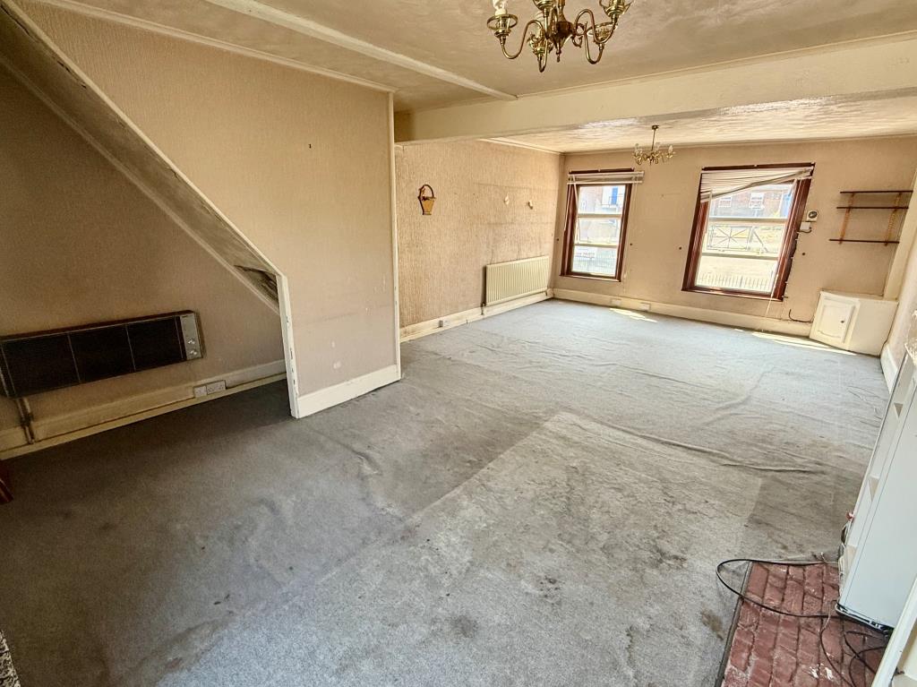Lot: 11 - FOUR STOREY DOUBLE FRONTED BUILDING WITH POTENTIAL - Maisonette living room